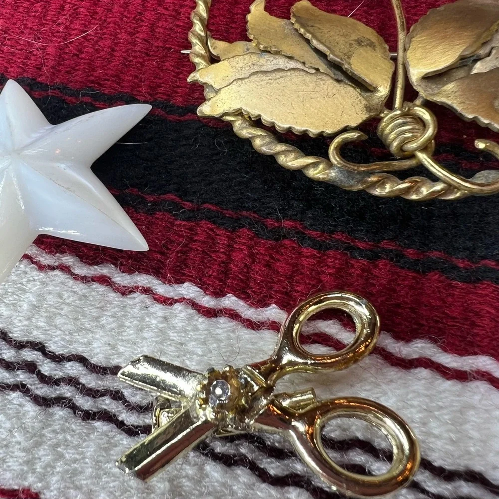 Vintage brooch lot of 5 flower scissors star Sand dollar and music note spiral - Picture 9 of 16